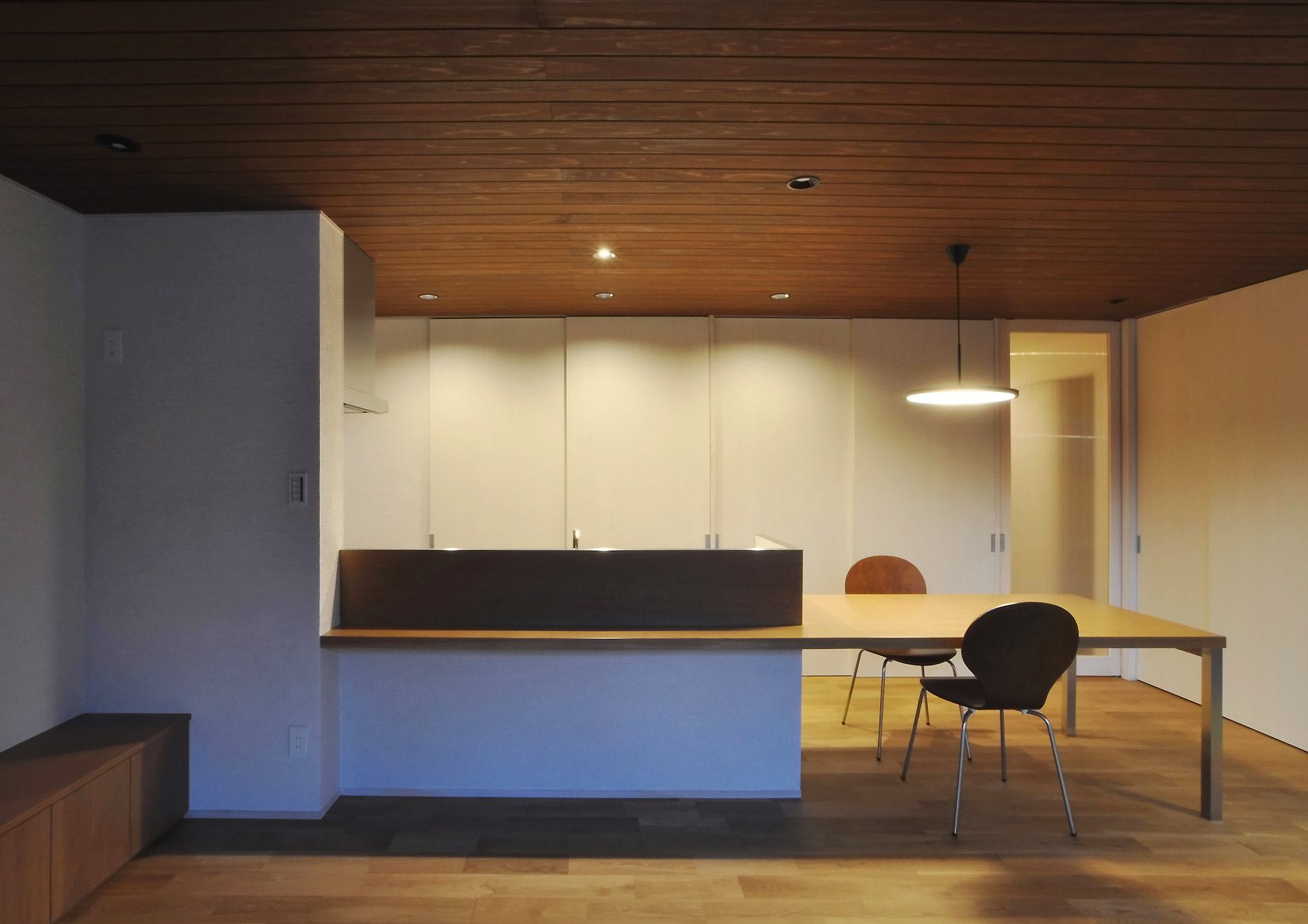 リビングダイニング夕景