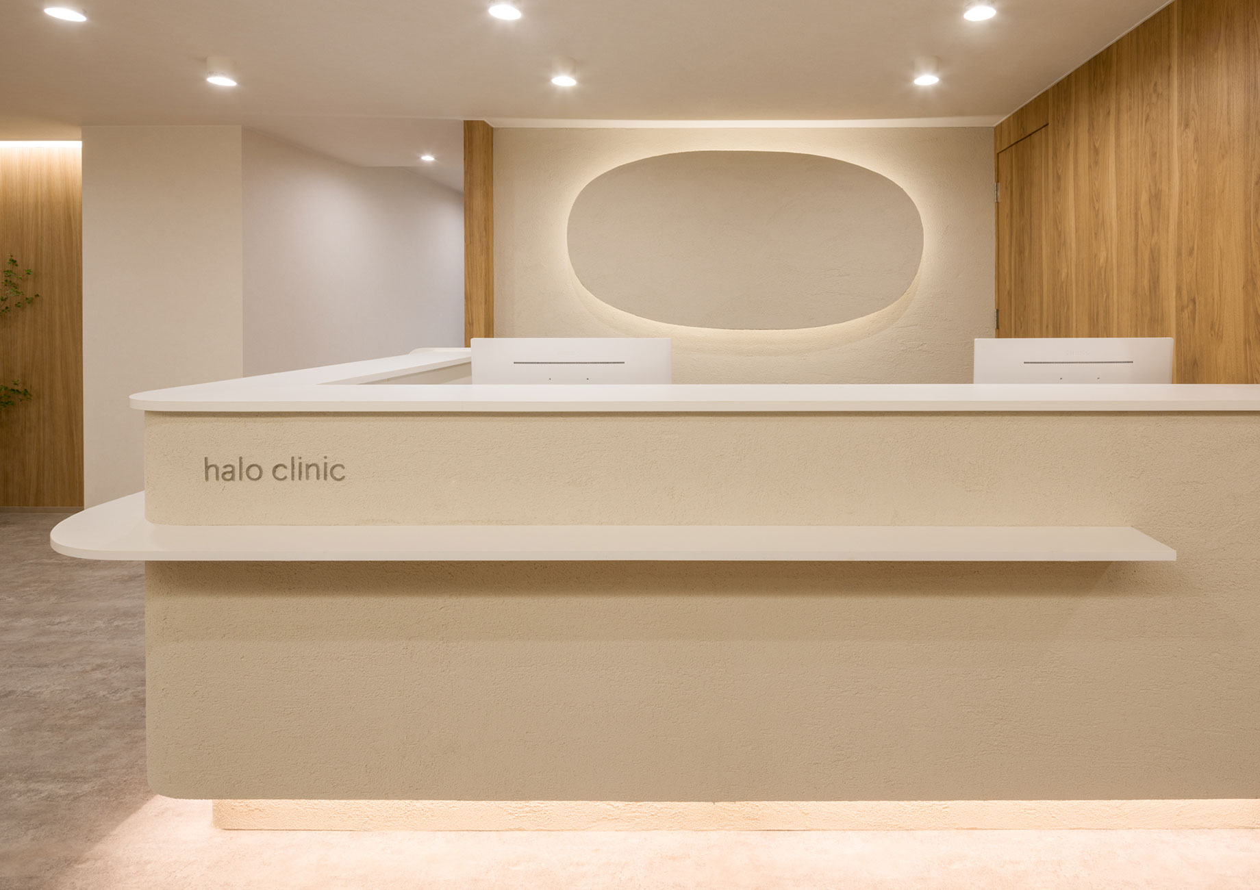 受付カウンターとクリニックアイコン