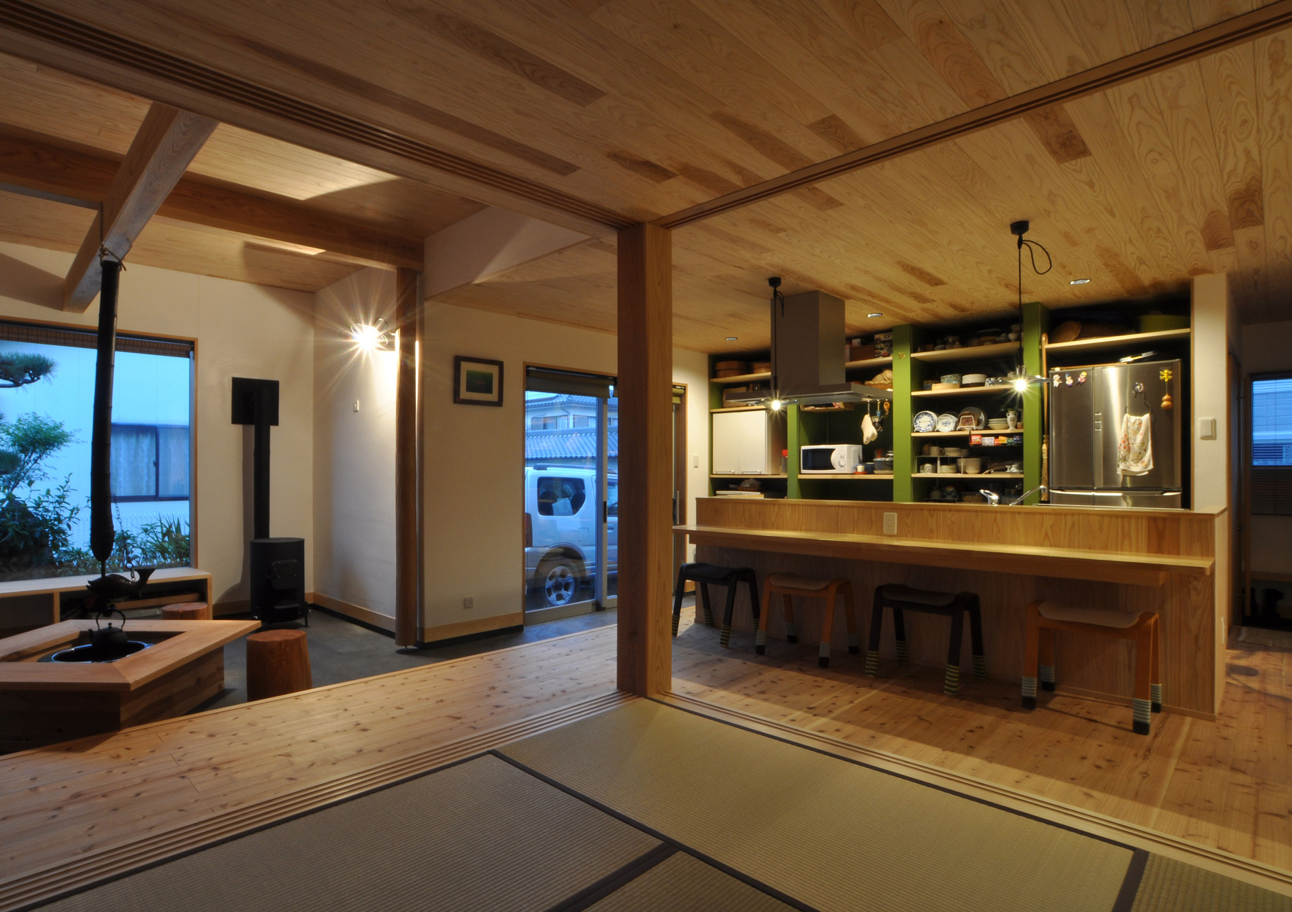 キッチンと土間を見る