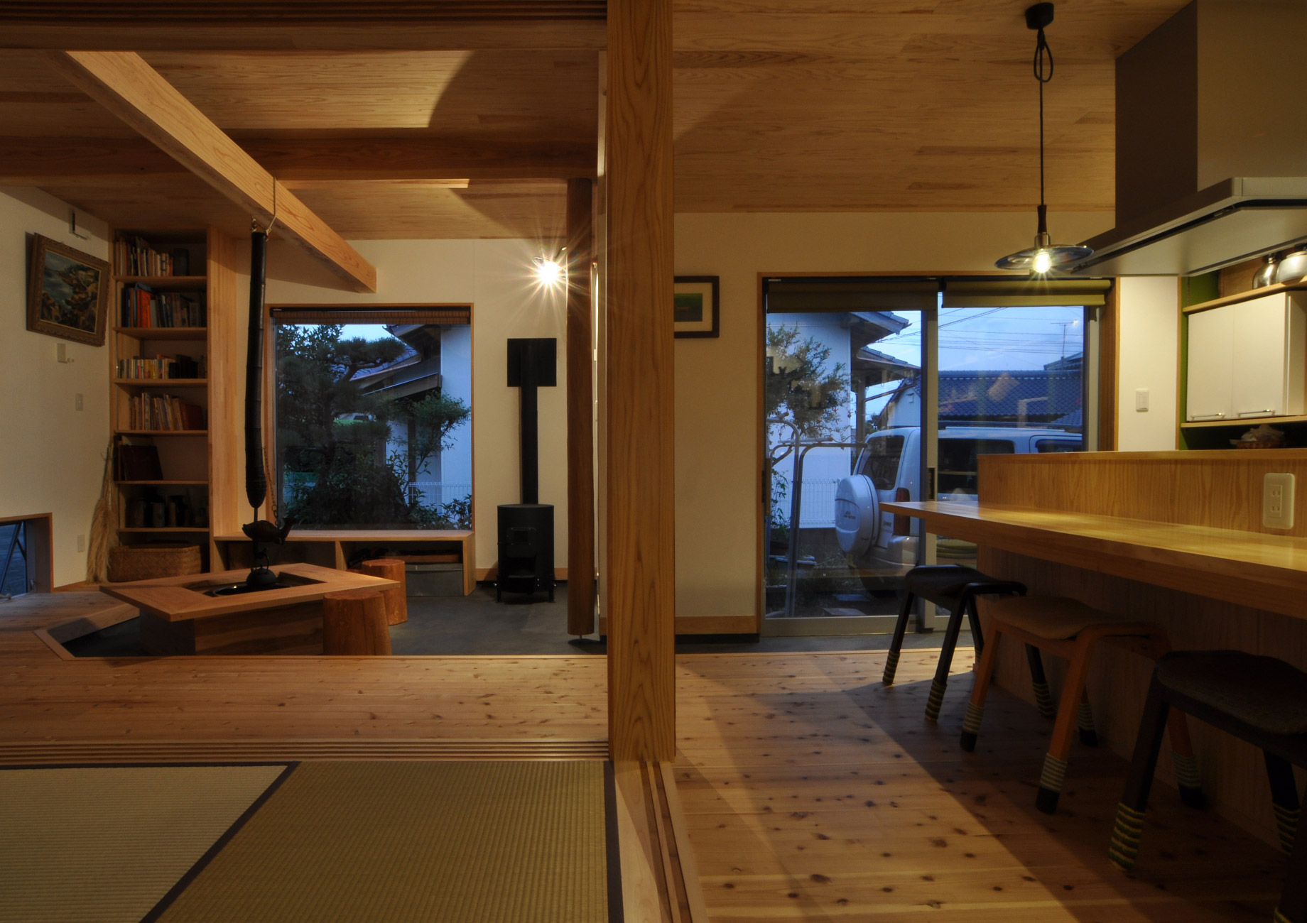 キッチンと土間を見る夕景