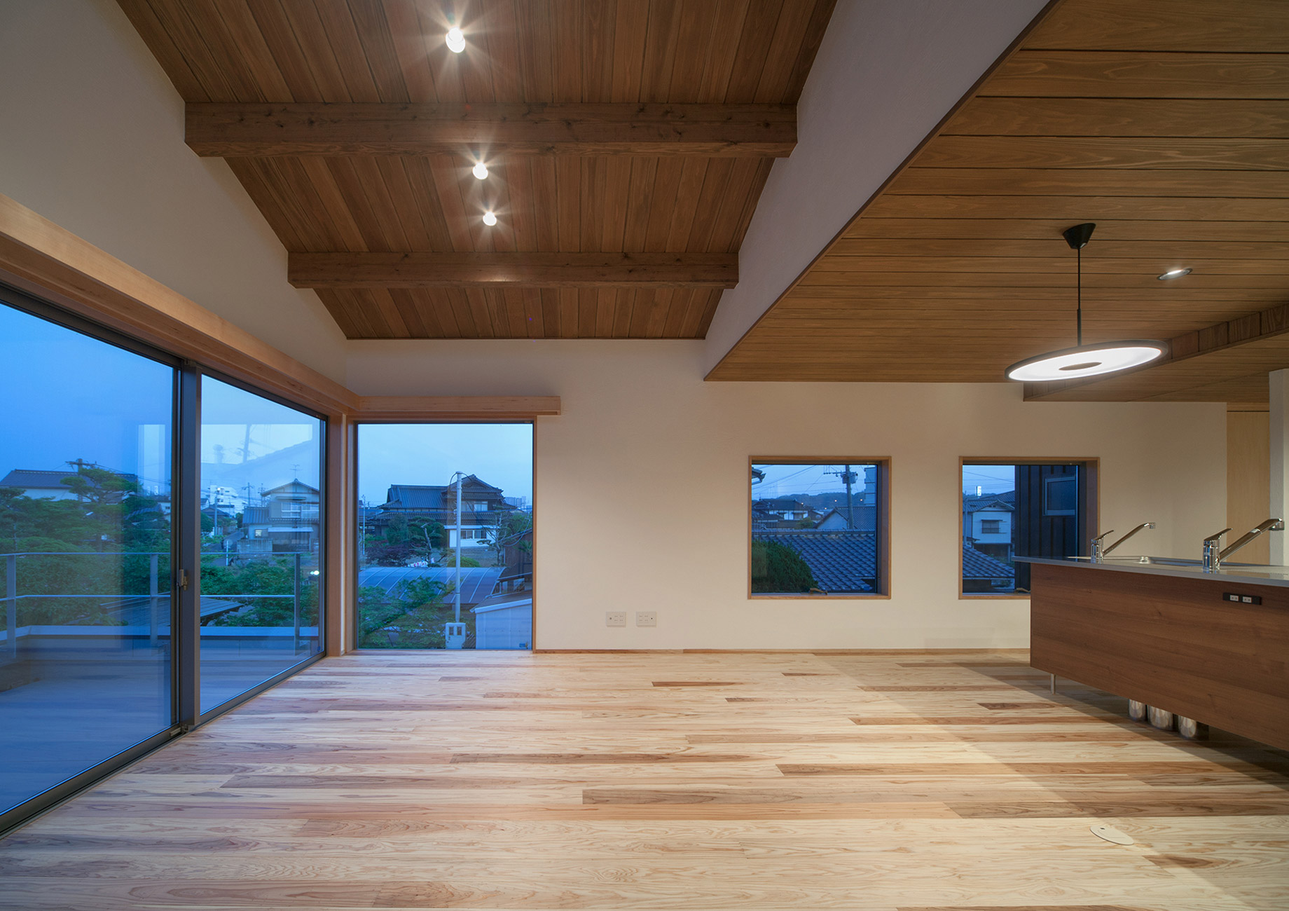 リビングダイニング夕景