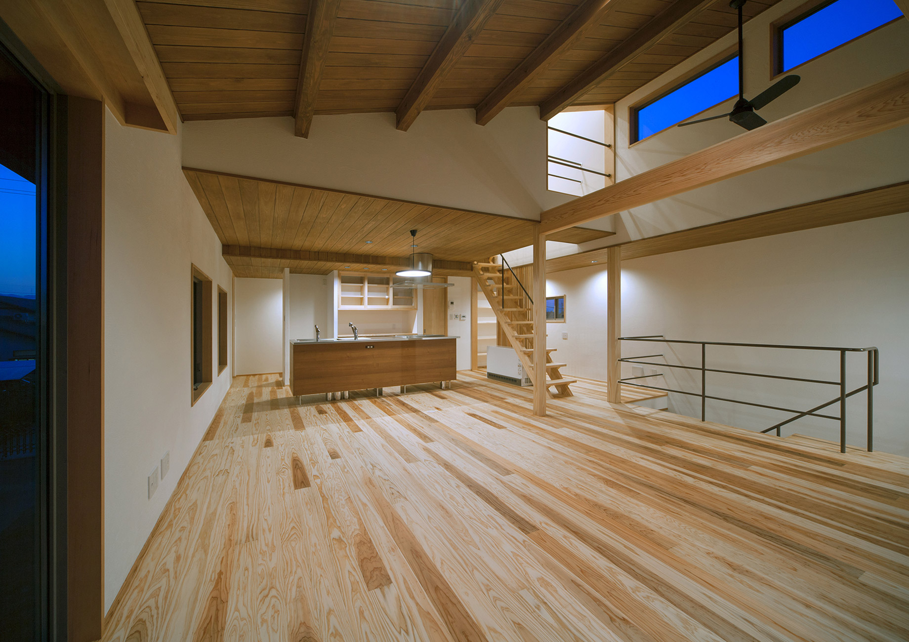 リビングダイニング夕景