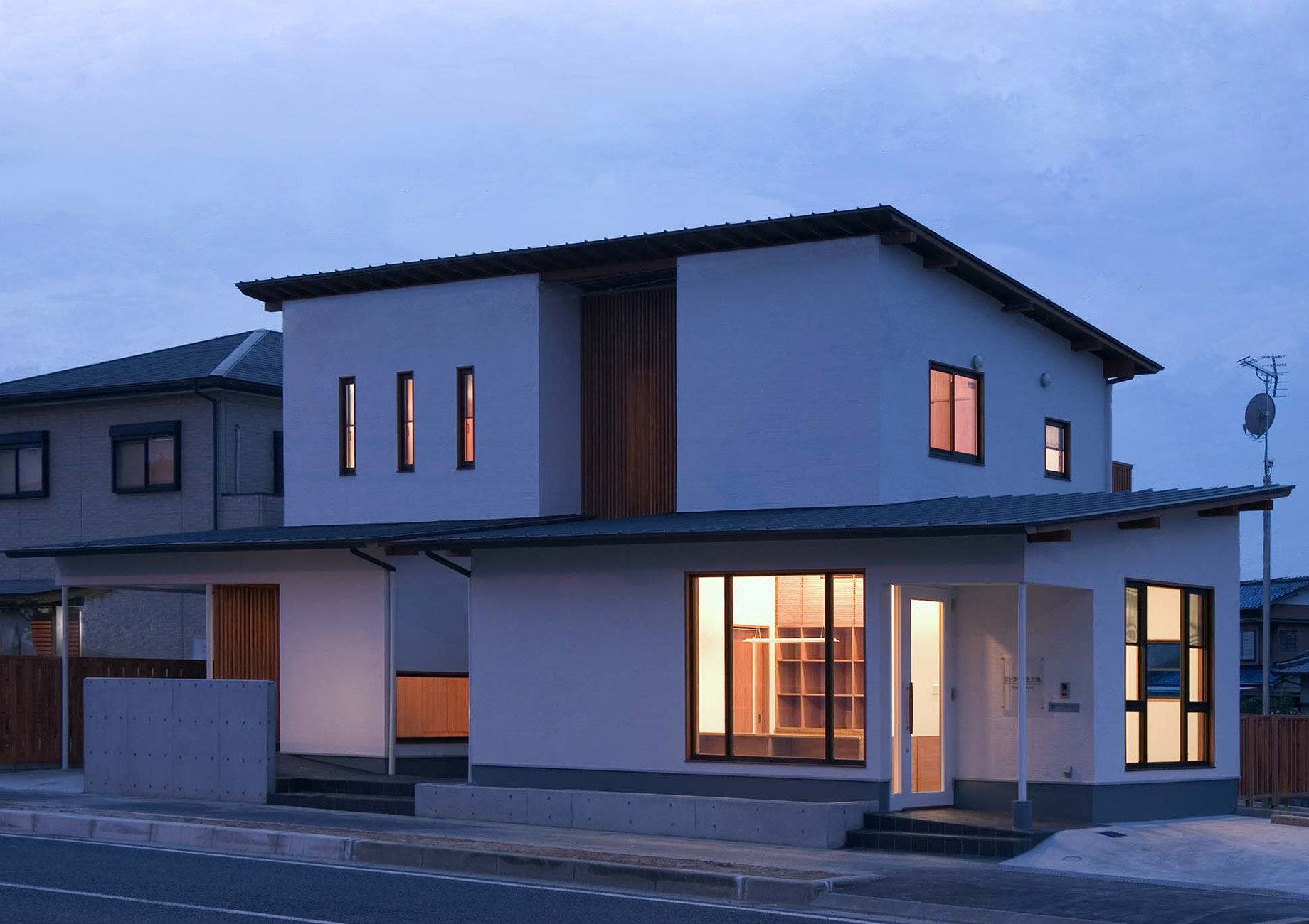 正面外観夕景