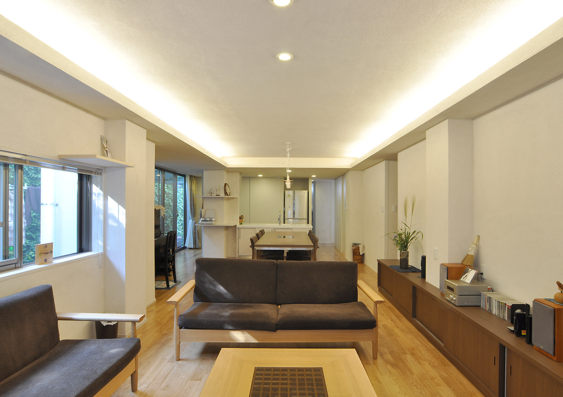 リビングからキッチンを見る