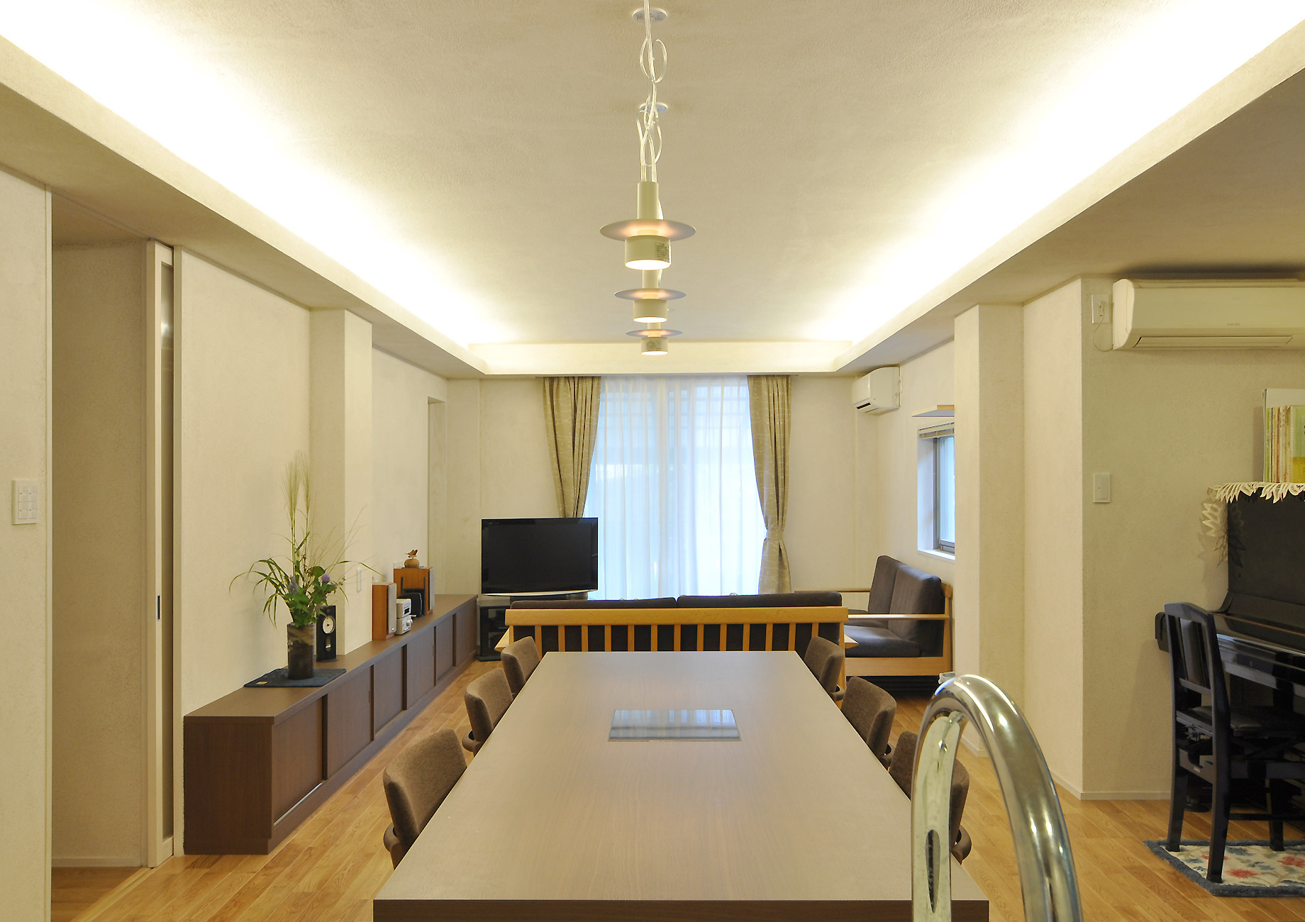 キッチンからリビングを見る