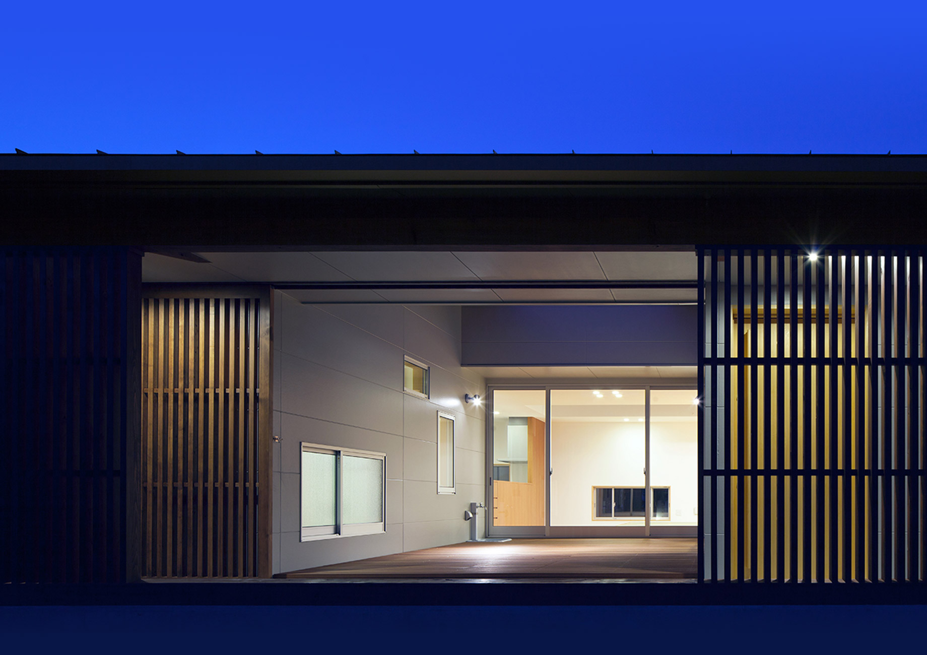 中庭デッキ夕景